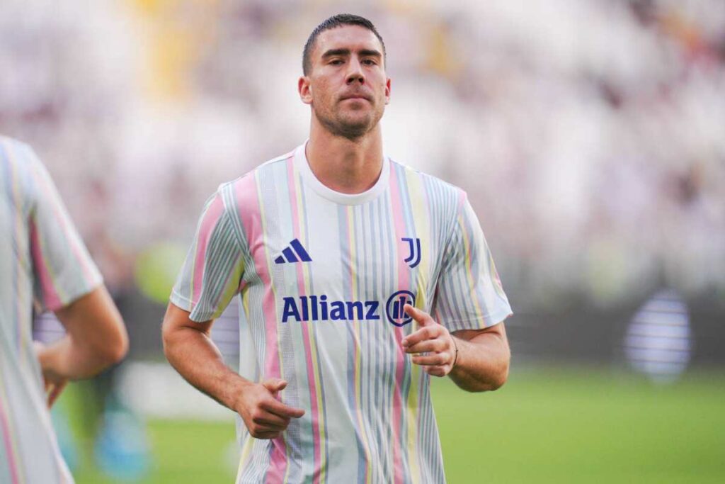 Vlahovic con la maglia da riscaldamento della Juventus prima della sfida contro la Next Gen