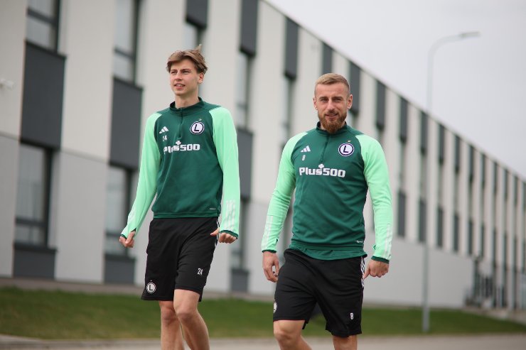 Ziolkowski a sinistra e Augustyniak a destra con indosso gli abiti da allenamento del Legia Varsavia