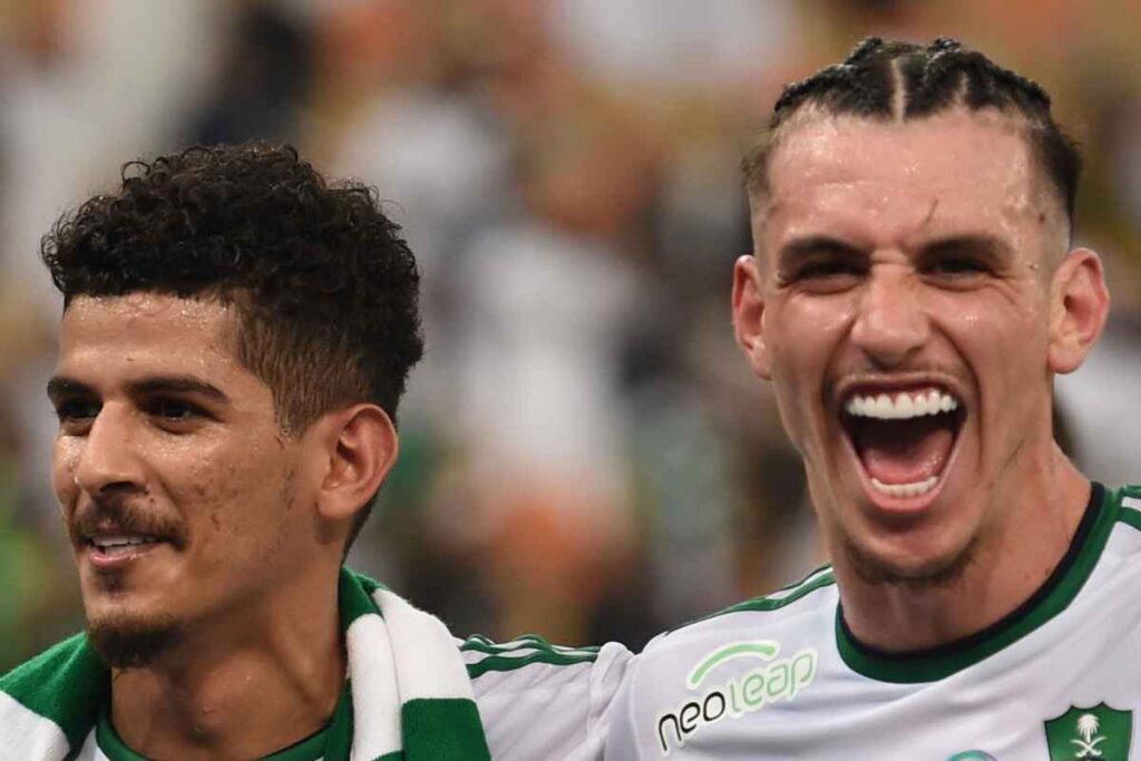 Ibanez e un compagno di squadra all'Al Ahli