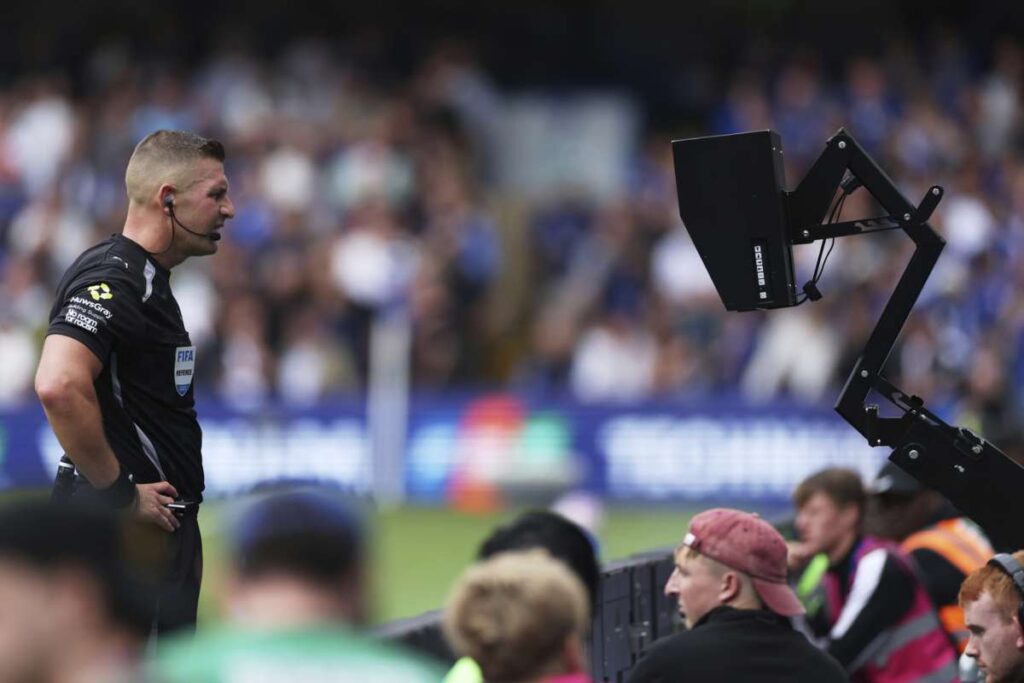 L'arbitro rivede un episodio al VAR