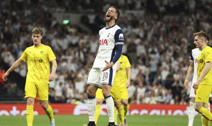 Bentancur con la maglia del Tottenham