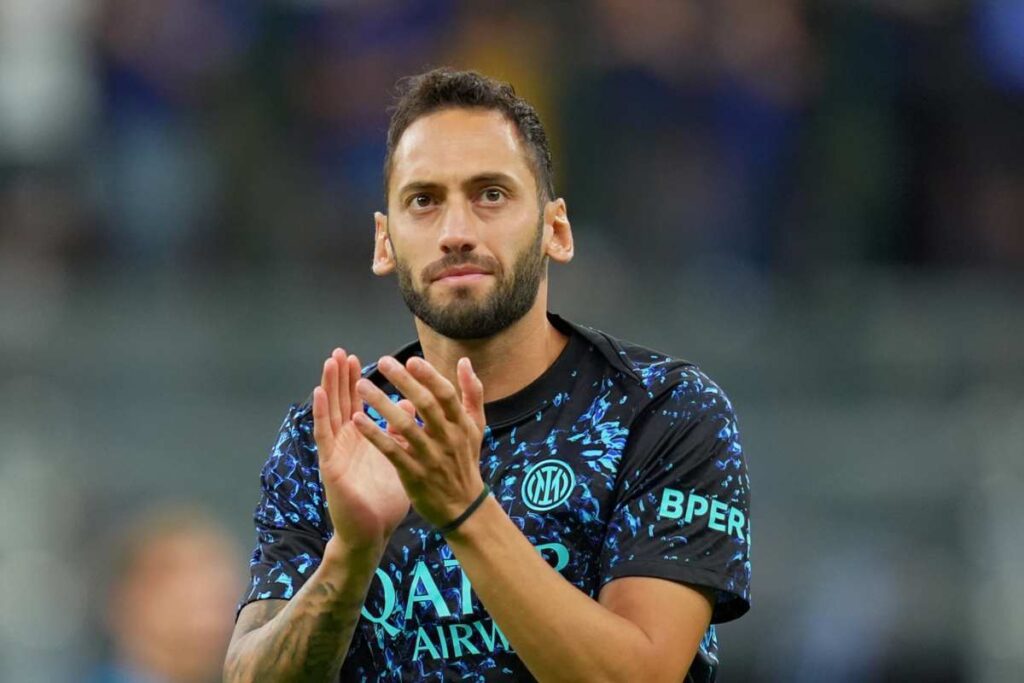 Calhanoglu in campo con l'Inter
