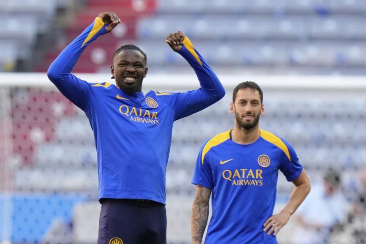 Calhanoglu e Thuram in riscaldamento