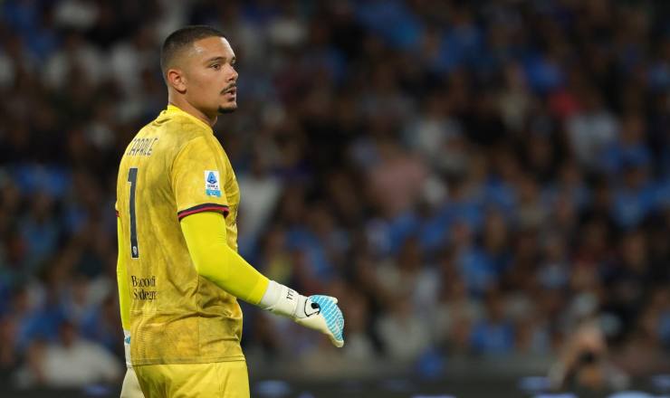 Elia Caprile con la maglia del Cagliari