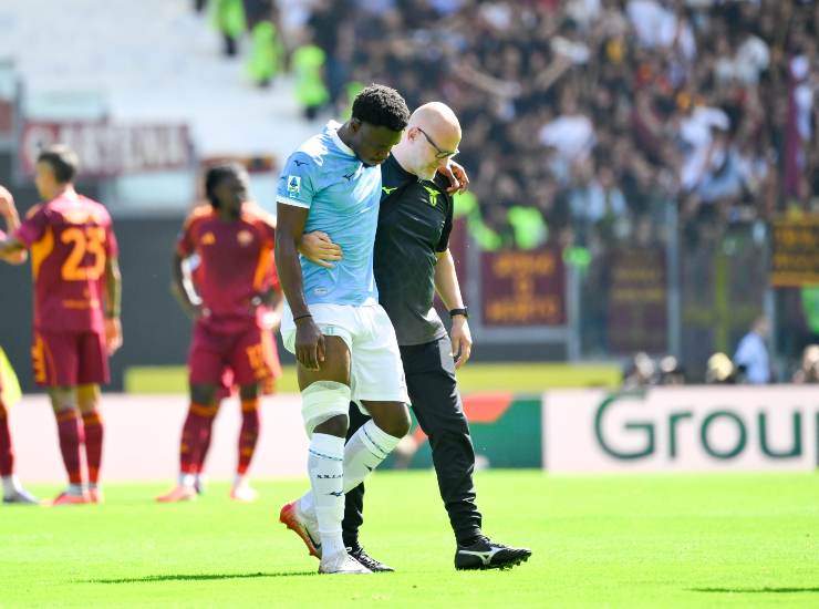 Dele-Bashiru lascia il campo dopo l'infortunio