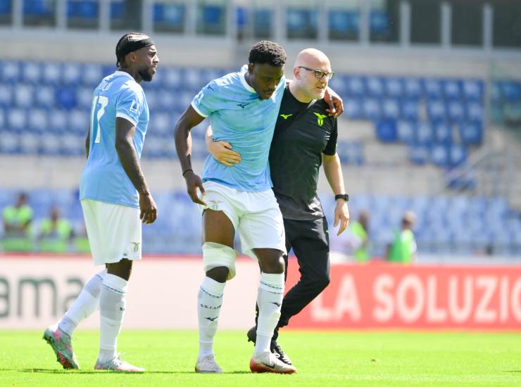 Dele-Bashiru lascia il campo dopo l'infortunio