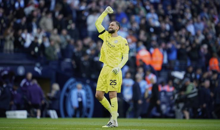 Gianluigi Donnarumma con la maglia del Manchester City