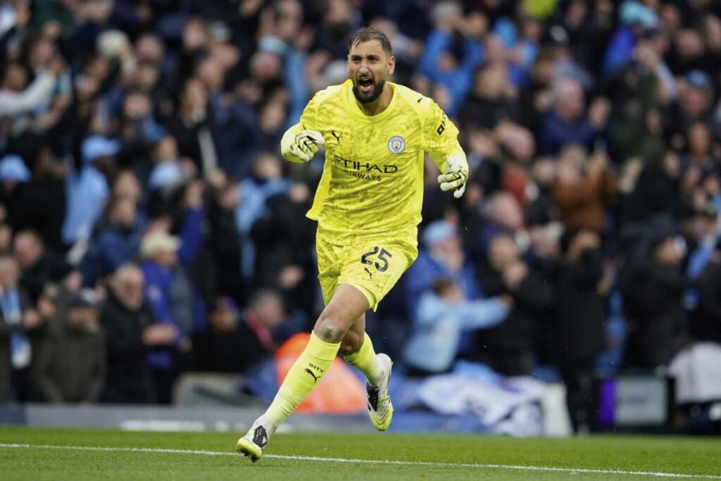 Gianluigi Donnarumma con la maglia del Manchester City