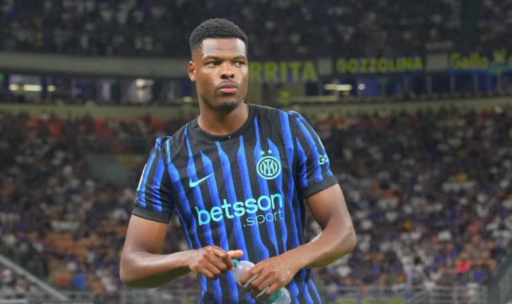 Denzel Dumfries con la maglia dell'Inter