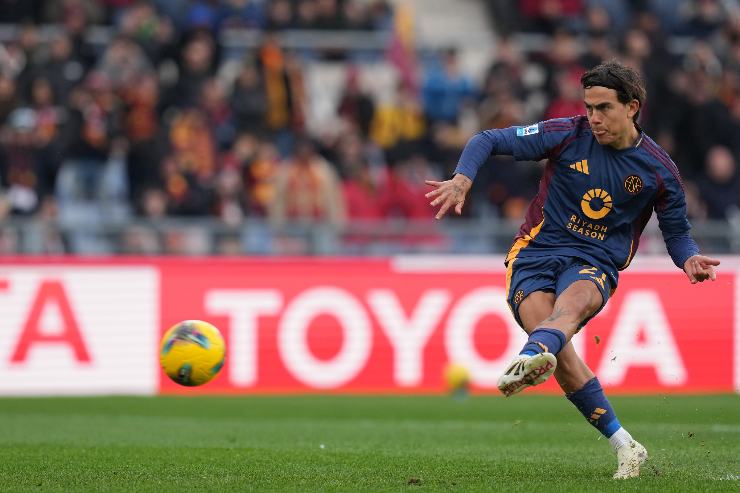 Dybala mentre calcia un rigore
