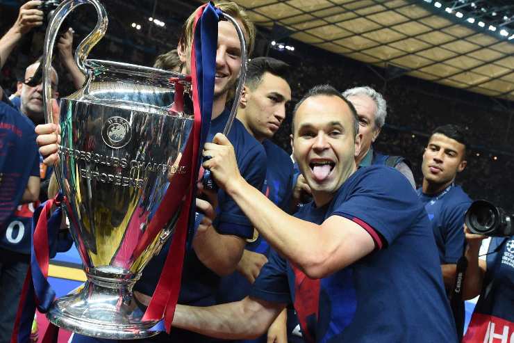 Iniesta con la coppa Champions