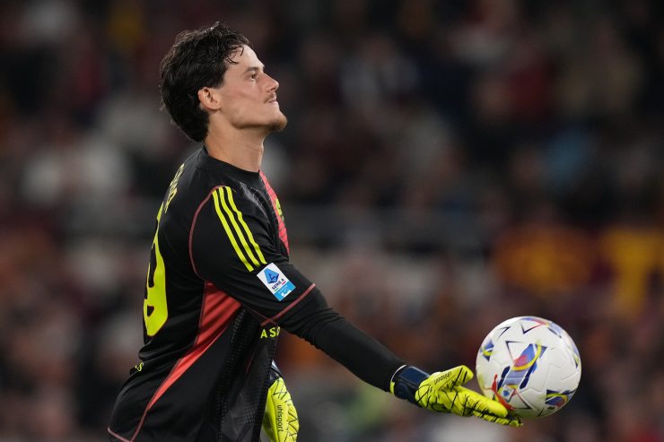 Mile Svilar in campo con la Roma