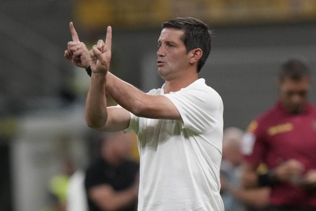 Chivu dà indicazioni ai giocatori in campo