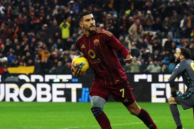 Lorenzo Pellegrini in campo con la Roma