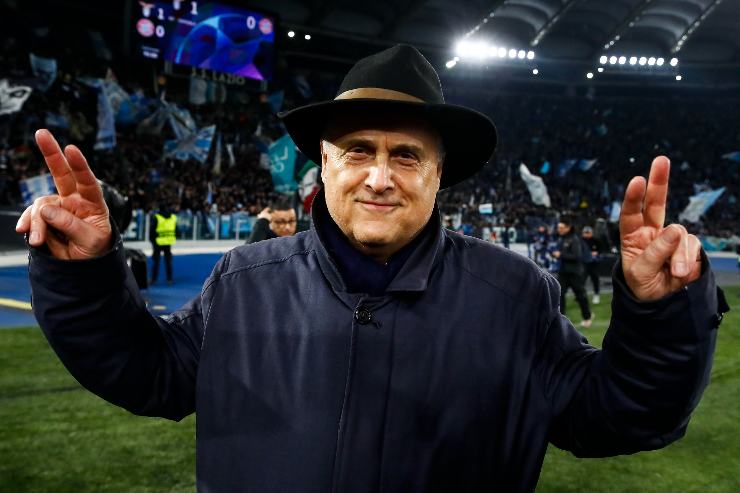 Lotito che esulta sotto la curva