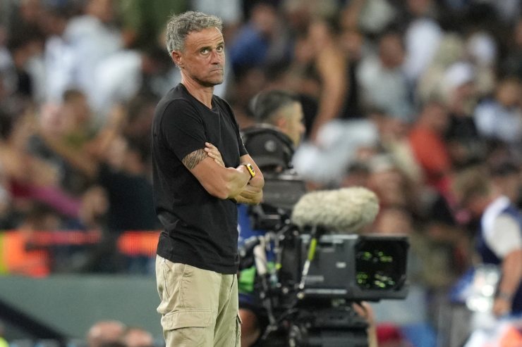 Luis Enrique osserva i suoi calciatori in campo