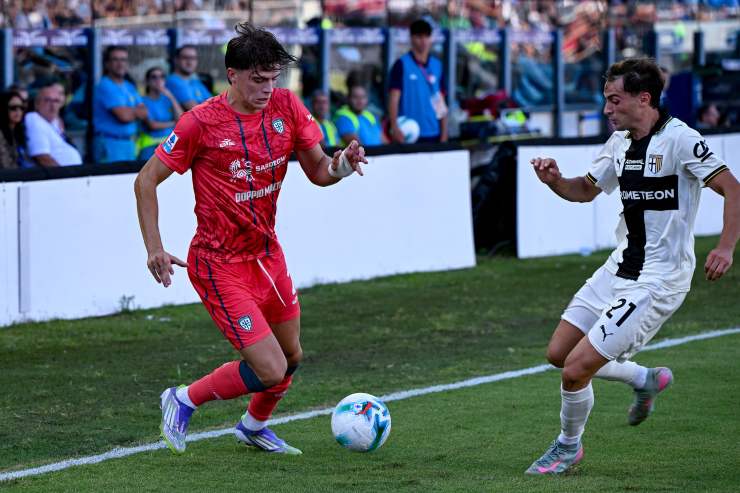 Palestra in campo con la maglia del Cagliari