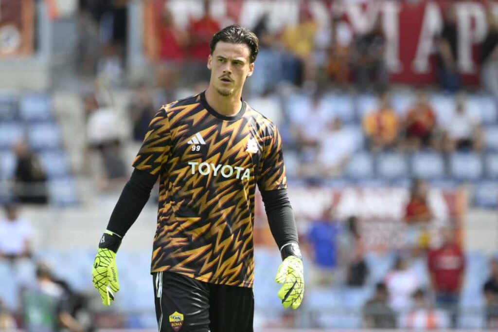 Mile Svilar in campo con la Roma