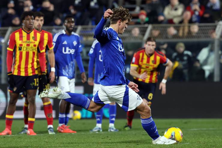 Nico Paz mentre calcio un rigore