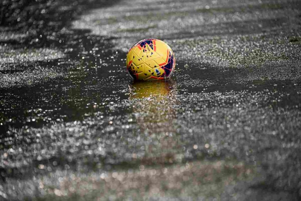 Un pallone sotto la pioggia