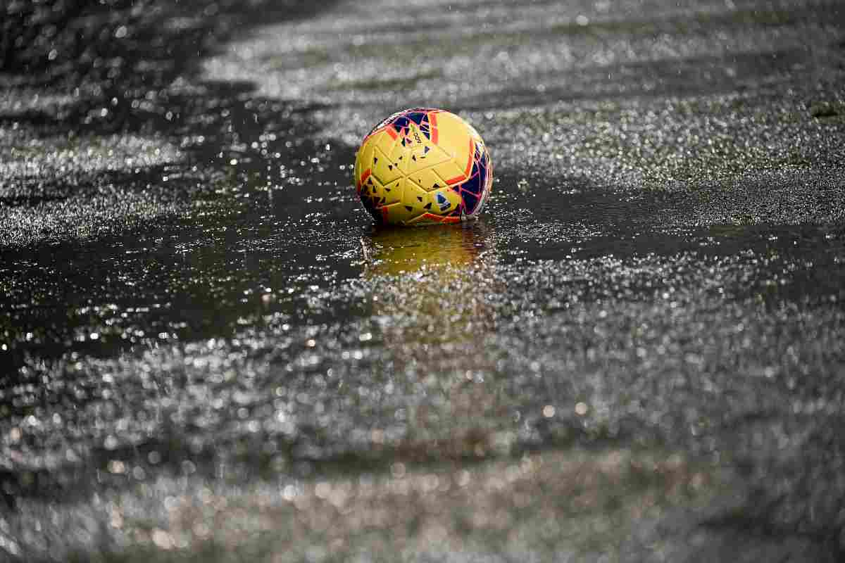 Un pallone sotto la pioggia