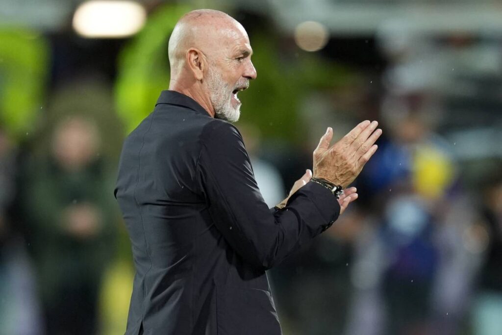 Pioli che applaude
