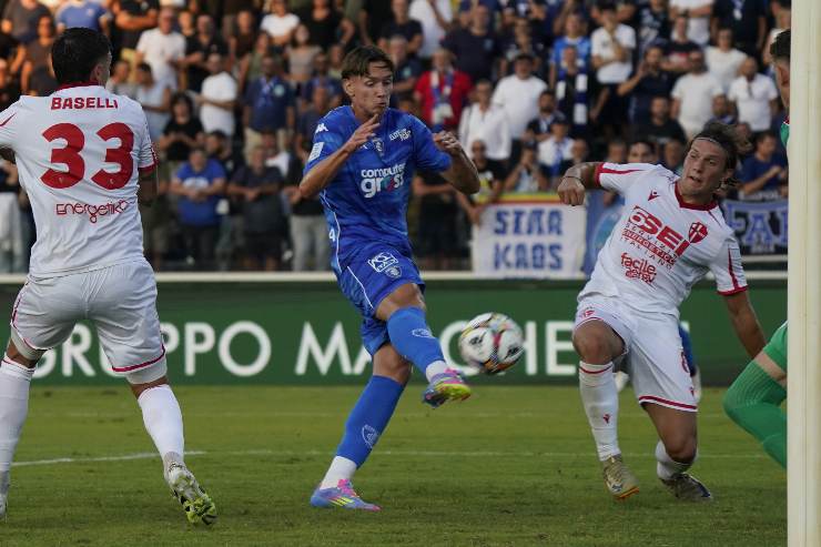 Popov mentre sta calciando