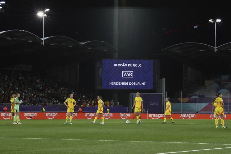 Europei femminili durante una revisione al VAR