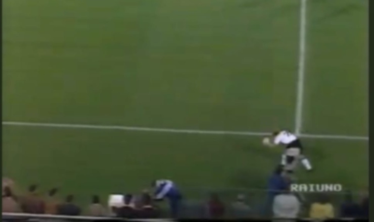 Risto Kallaste mentre esegue la rimessa laterale con capriola durante Italia-Estonia del 14 aprile 1993.