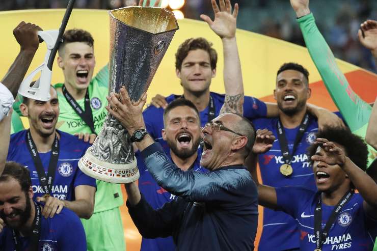 Sarri alza il trofeo dell'Europa League