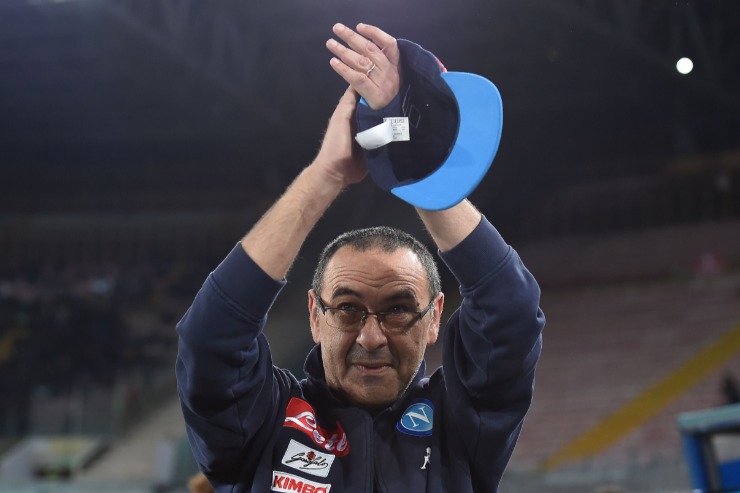 Sarri che saluta i tifosi
