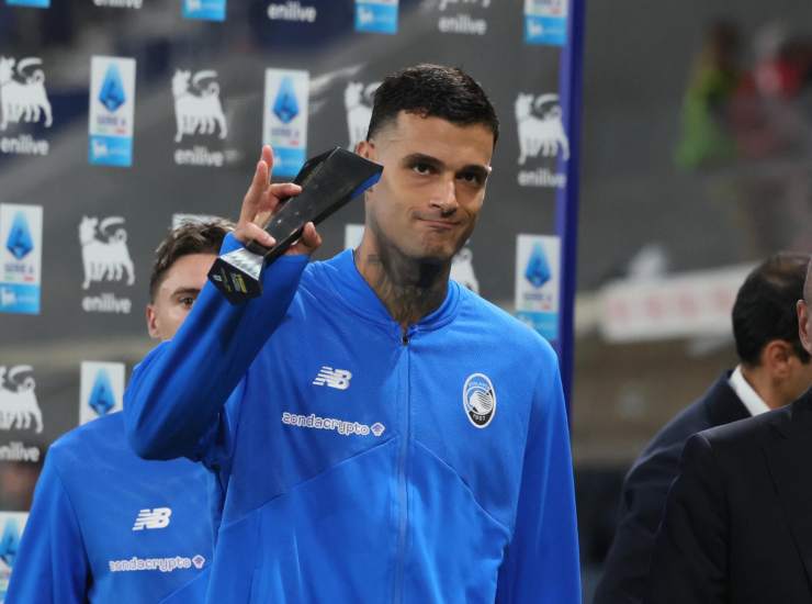 Scamacca con il premio MVP