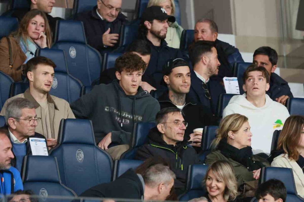 Scamacca con Scalvini in tribuna