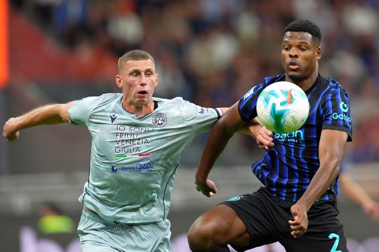 Dumfries in campo con la maglia dell'Inter