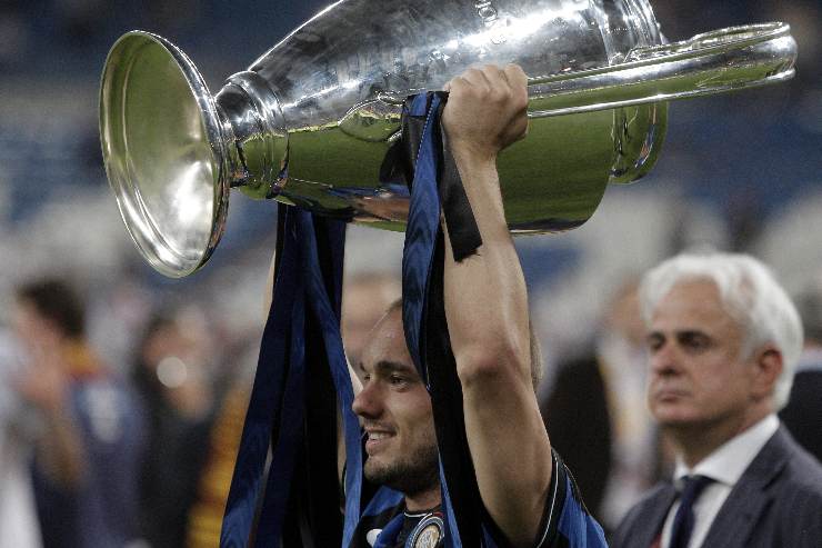 Sneijder alza la coppa Champions