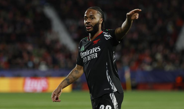 Raheem Sterling con la maglia dell'Arsenal nella stagione 2024-2025.