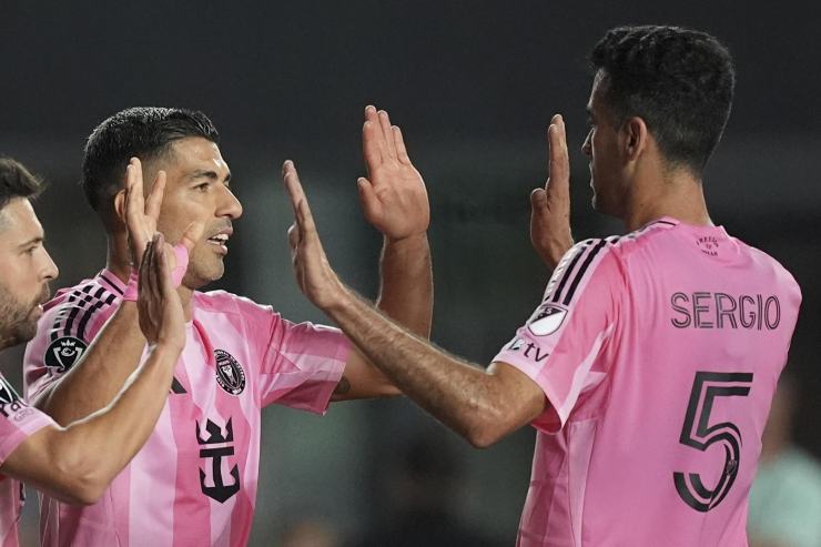 Suarez e Busquets in campo