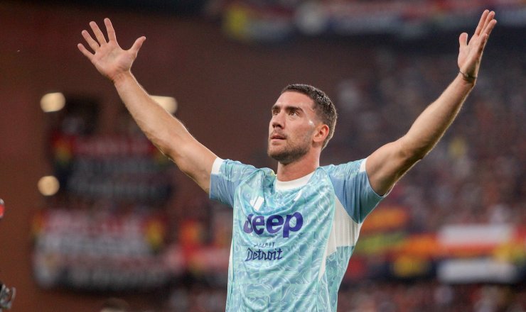 Dusan Vlahovic con la maglia della Juventus nella stagione 2025-2026.