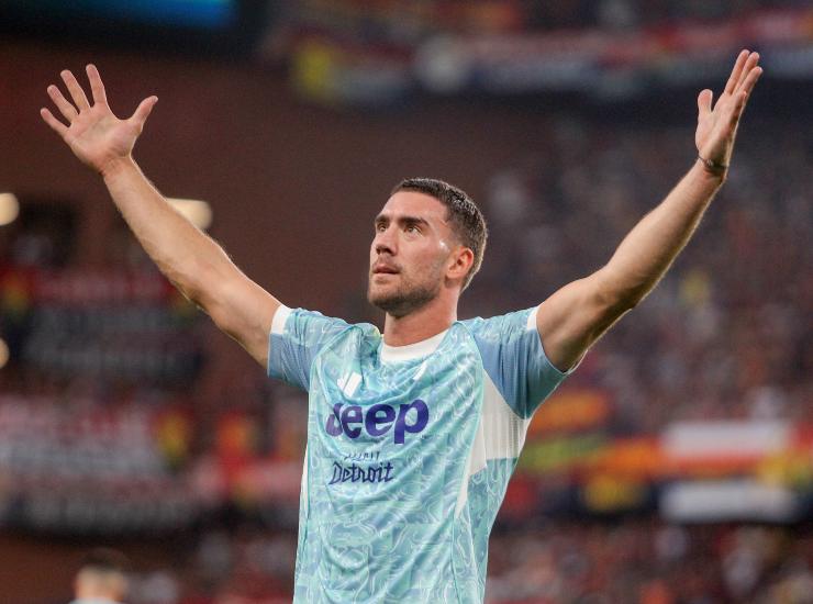 Vlahovic esulta dopo una rete