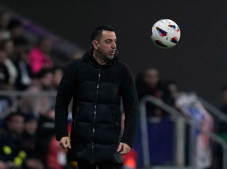 Xavi guarda la palla