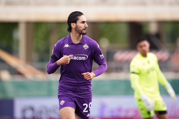 Adli in campo con indosso la maglia della Fiorentina