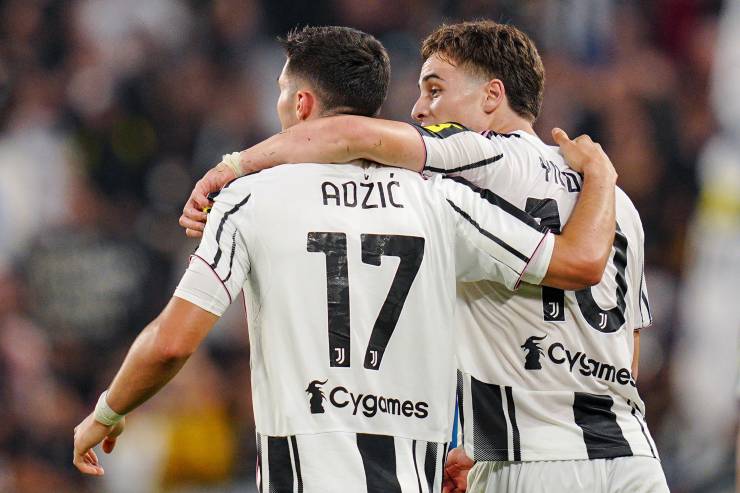 Adzic e Yildiz abbracciati di spalle