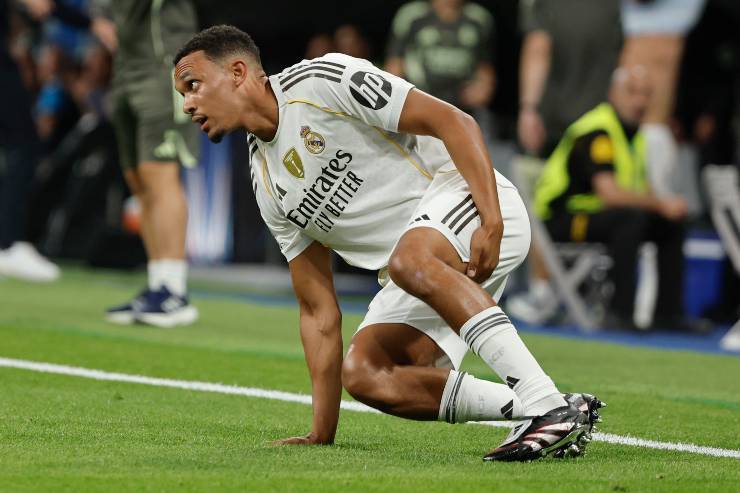 Alexander Arnold si tocca il bicipite femorale durante Real Madrid-Olympique Marsiglia