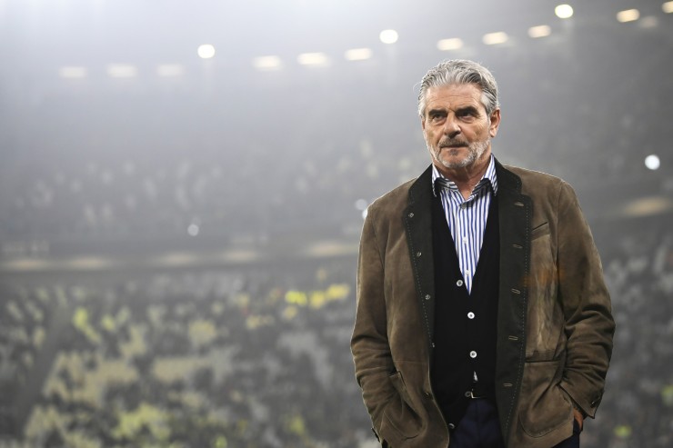 Arrivabene osserva da bordo campo