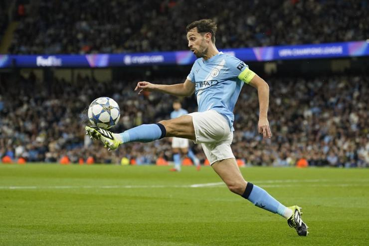 Bernardo Silva gestisce palla in campo con indosso la maglia del Manchester City