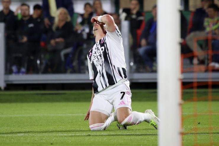 Conceiçao disperato in ginocchio in campo con indosso la maglia della Juventus