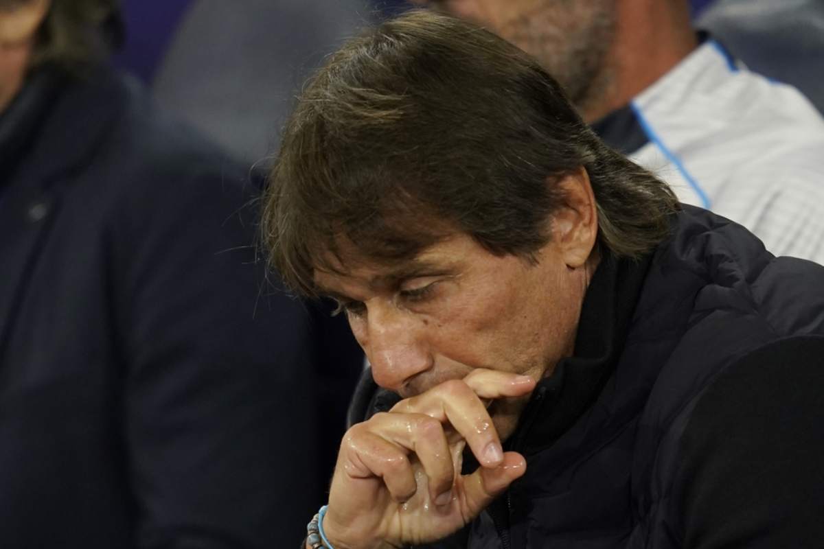 Conte pensieroso seduto in panchina