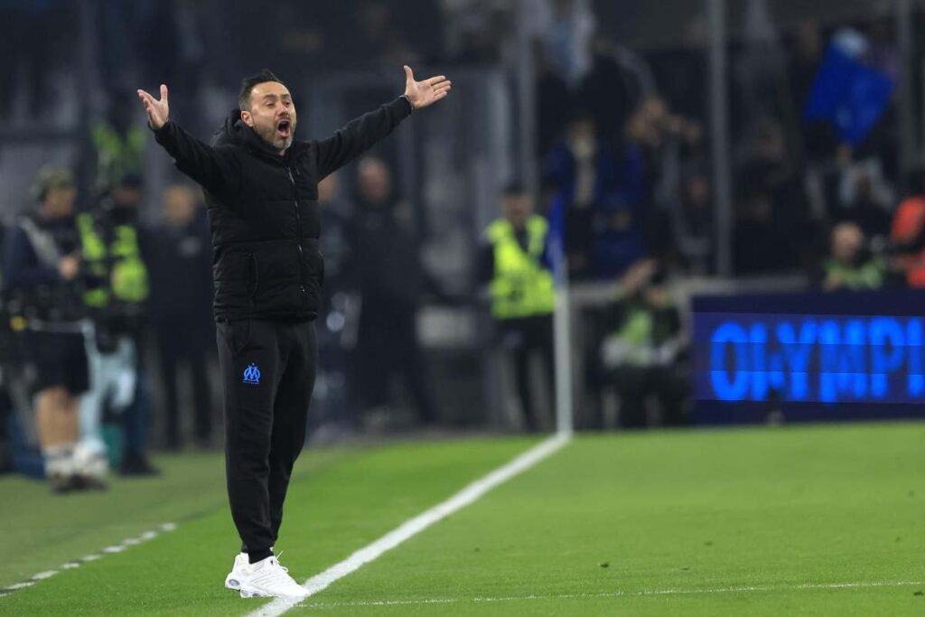 De Zerbi con le braccia larghe a bordo campo