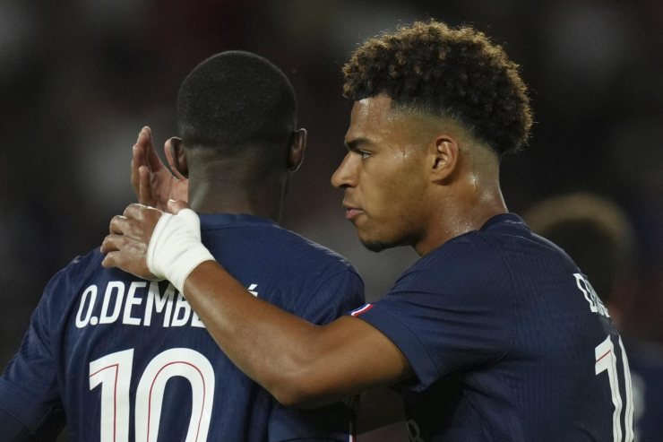 Doué abbraccia Dembélé girato di spalle