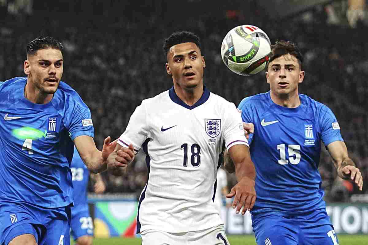 Difensore Grecia in campo Milan